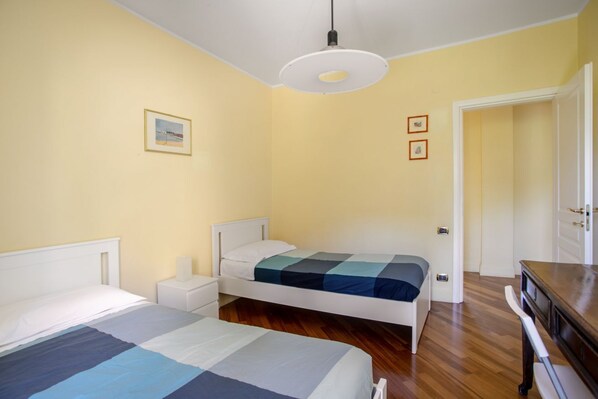 2 bedrooms, iron/ironing board, bed sheets
