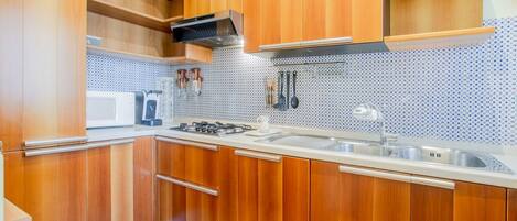 Een koelkast, een magnetron, een oven, een kookplaat