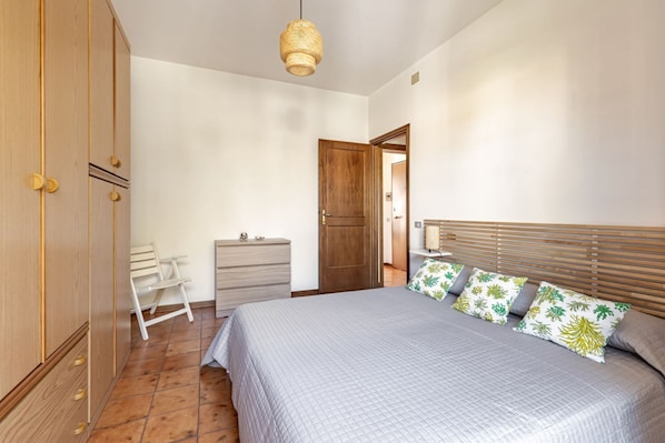 1 habitación, tabla de planchar con plancha, wifi y ropa de cama 