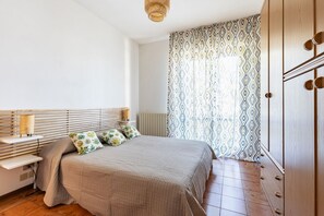 1 bedroom, iron/ironing board, WiFi, bed sheets - Bright apartment of about 80 sqm, can accommodate up to 4 people, located on the second floor of a building with a lift (a step to access).The property is located in a quiet area in the heart of the center of Viareggio, a few minutes walk from the beache (Viareggio)