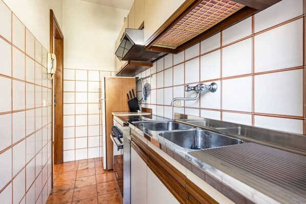 Fridge, oven, stovetop, dishwasher
