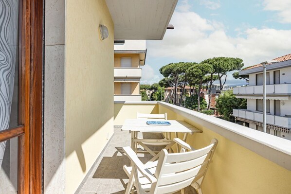 Outdoor dining - Bright apartment of about 80 sqm, can accommodate up to 4 people, located on the second floor of a building with a lift (a step to access).The property is located in a quiet area in the heart of the center of Viareggio, a few minutes walk from the beache (Viareggio)