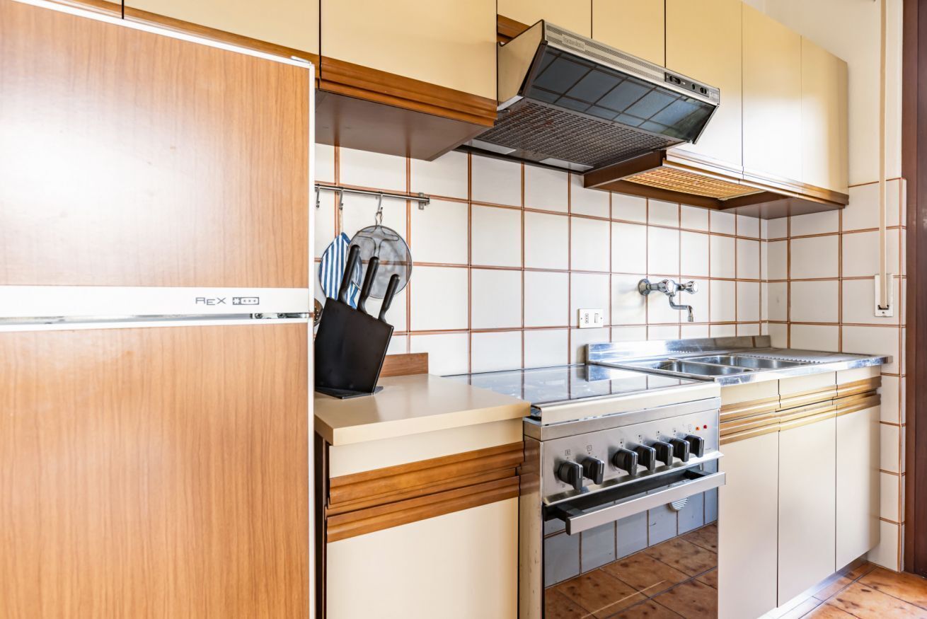 Een koelkast, een oven, een kookplaat, een vaatwasser