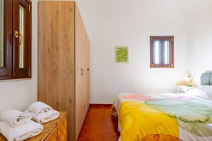 1 dormitorio, tabla de planchar con plancha, wifi y ropa de cama