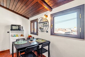 Dining - GuestHost - Cozy 70 sqm apartment in Catania, ideal for 4 people. Located on the fourth floor without an elevator, it offers an authentic stay in the lively San Berillo neighborhood, in the historic center. This historic area is rich in culture, with pic (Catania)