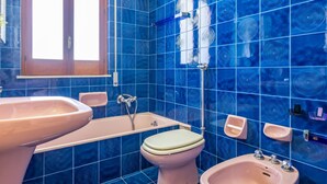 Bathroom - Portosalvo Apartment with Balconies near the Beach (Marina di Modica)