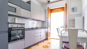 Private kitchen - Portosalvo Apartment with Balconies near the Beach (Marina di Modica)