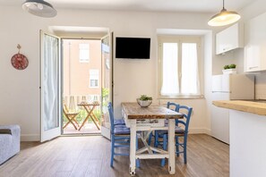 Dining - GuestHost - Modern Sea View Apartment with Balcony (Livorno)