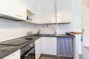 Fridge, stovetop, cookware/dishes/utensils - GuestHost - Modern Sea View Apartment with Balcony (Livorno)