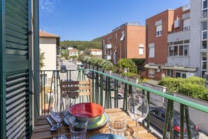 Outdoor dining - GuestHost - Modern Sea View Apartment with Balcony (Livorno)