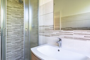 Dusche, Haartrockner, Bidet, Handtücher