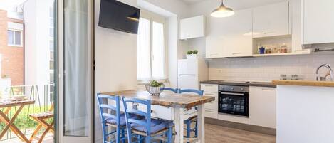 Køleskab, kogeplade, køkkentøj/tallerkener/redskaber