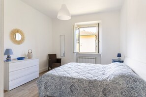 2 عدّة غرف نوم وواي فاي وملاءات أسرّة