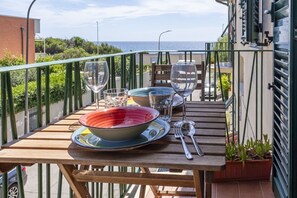 Outdoor dining - GuestHost - Modern Sea View Apartment with Balcony (Livorno)