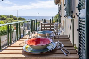 Outdoor dining - GuestHost - Modern Sea View Apartment with Balcony (Livorno)