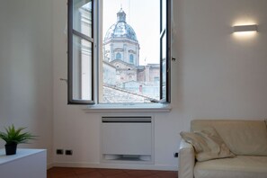 Living area - GuestHost - Elegant apartment of 193 sqm located on the first floor of a vintage building with elevator (5 steps to access), able to accommodate up to 7 people.The accommodation is located near the city center of Mantua, in just 15 minutes walk you can r (Mantova)