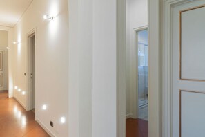 Interior - Elegant apartment of 193 sqm located on the first floor of a vintage building with elevator (5 steps to access), able to accommodate up to 7 people.The accommodation is located near the city center of Mantua, in just 15 minutes walk you can reach all the (Mantova)