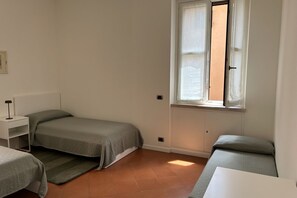 3 bedrooms, iron/ironing board, WiFi, bed sheets - GuestHost - Elegant apartment of 193 sqm located on the first floor of a vintage building with elevator (5 steps to access), able to accommodate up to 7 people.The accommodation is located near the city center of Mantua, in just 15 minutes walk you can r (Mantova)