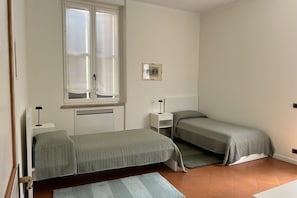 3 habitaciones, tabla de planchar con plancha, wifi y ropa de cama