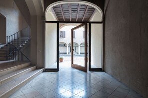 Interior - GuestHost - Elegant apartment of 193 sqm located on the first floor of a vintage building with elevator (5 steps to access), able to accommodate up to 7 people.The accommodation is located near the city center of Mantua, in just 15 minutes walk you can r (Mantova)