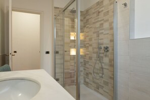 Dusche, Haartrockner, Bidet