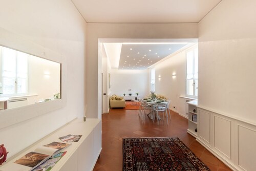 Elegant apartment of 193 sqm located on the first floor of a vintage building with elevator (5 steps to access), able to accommodate up to 7 people.The accommodation is located near the city center of Mantua, in just 15 minutes walk you can reach all the