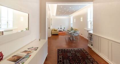 Elegant apartment of 193 sqm located on the first floor of a vintage building with elevator (5 steps to access), able to accommodate up to 7 people.The accommodation is located near the city center of Mantua, in just 15 minutes walk you can reach all the