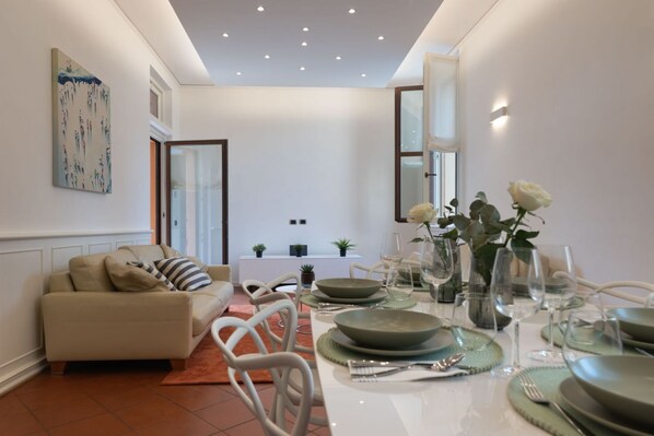 Dining - Elegant apartment of 193 sqm located on the first floor of a vintage building with elevator (5 steps to access), able to accommodate up to 7 people.The accommodation is located near the city center of Mantua, in just 15 minutes walk you can reach all the (Mantova)