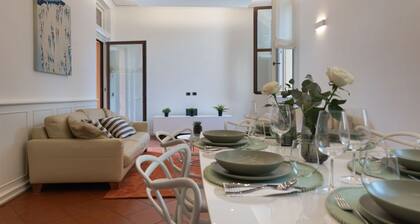 Elegant apartment of 193 sqm located on the first floor of a vintage building with elevator (5 steps to access), able to accommodate up to 7 people.The accommodation is located near the city center of Mantua, in just 15 minutes walk you can reach all the