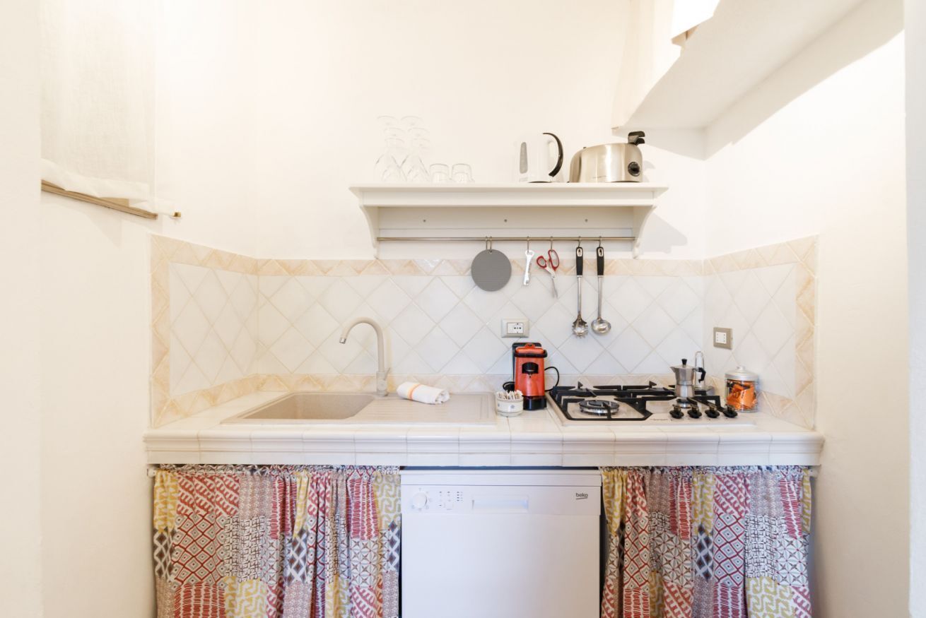 Réfrigérateur, four à micro-ondes, surface de cuisson, lave-vaisselle