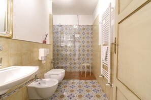 Dusj, hårføner, bidé og håndklær