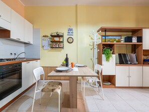 Kühlschrank, Ofen, Hochstuhl, Kochgeschirr/Geschirr/Besteck