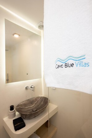 Dusj, hårføner, håndklær og såpe