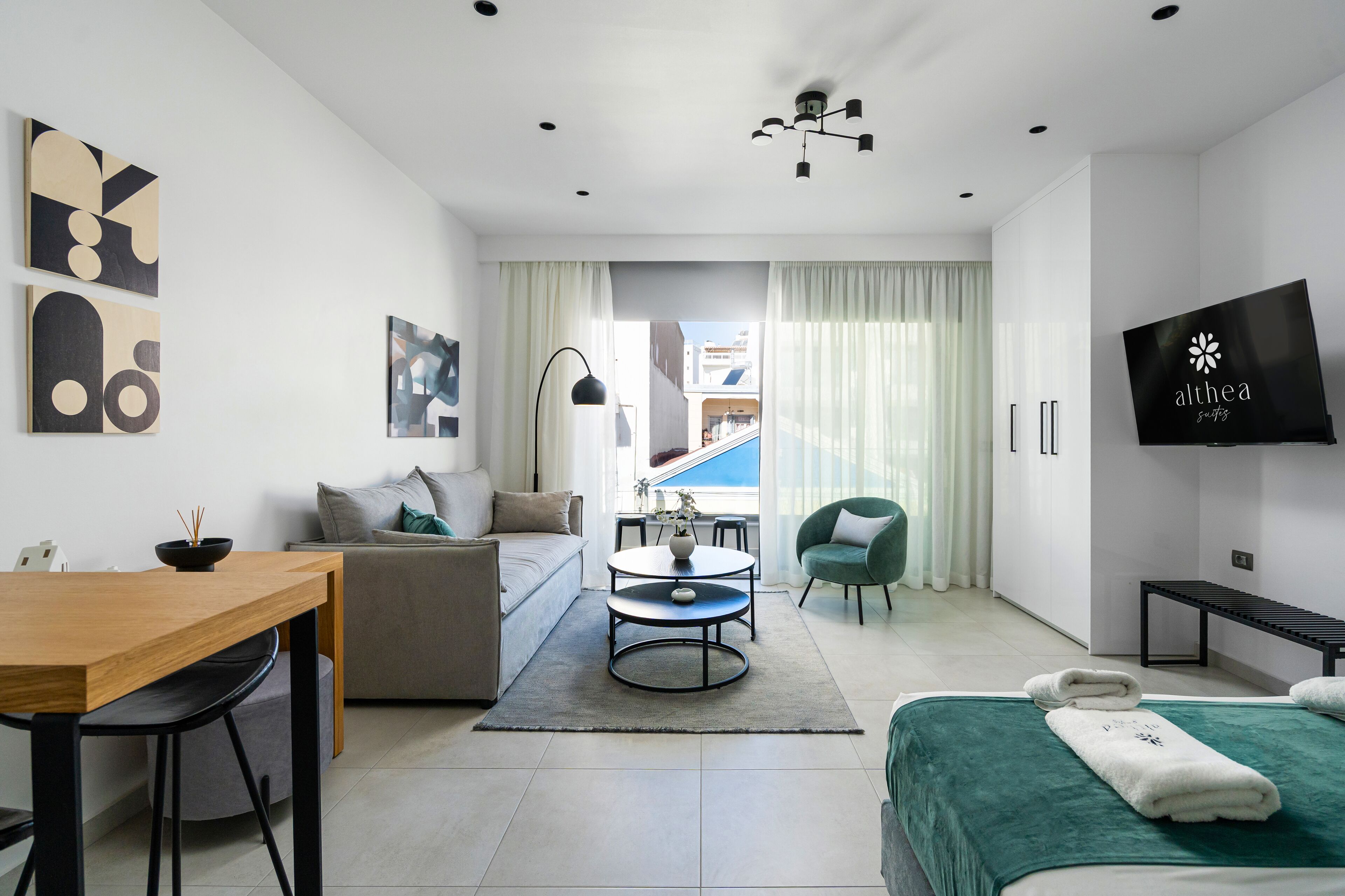 ห้องดีไซน์สวีท, ระเบียง, วิวเมือง | เครื่องนอนระดับพรีเมียม, เตียงเมมโมรีโฟม, ห้องพักตกแต่งอย่างมีเอกลักษณ์