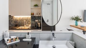Suite, City View | Bilik Mandi | Pancuran mandi, pengering rambut, tuala disediakan, sabun
