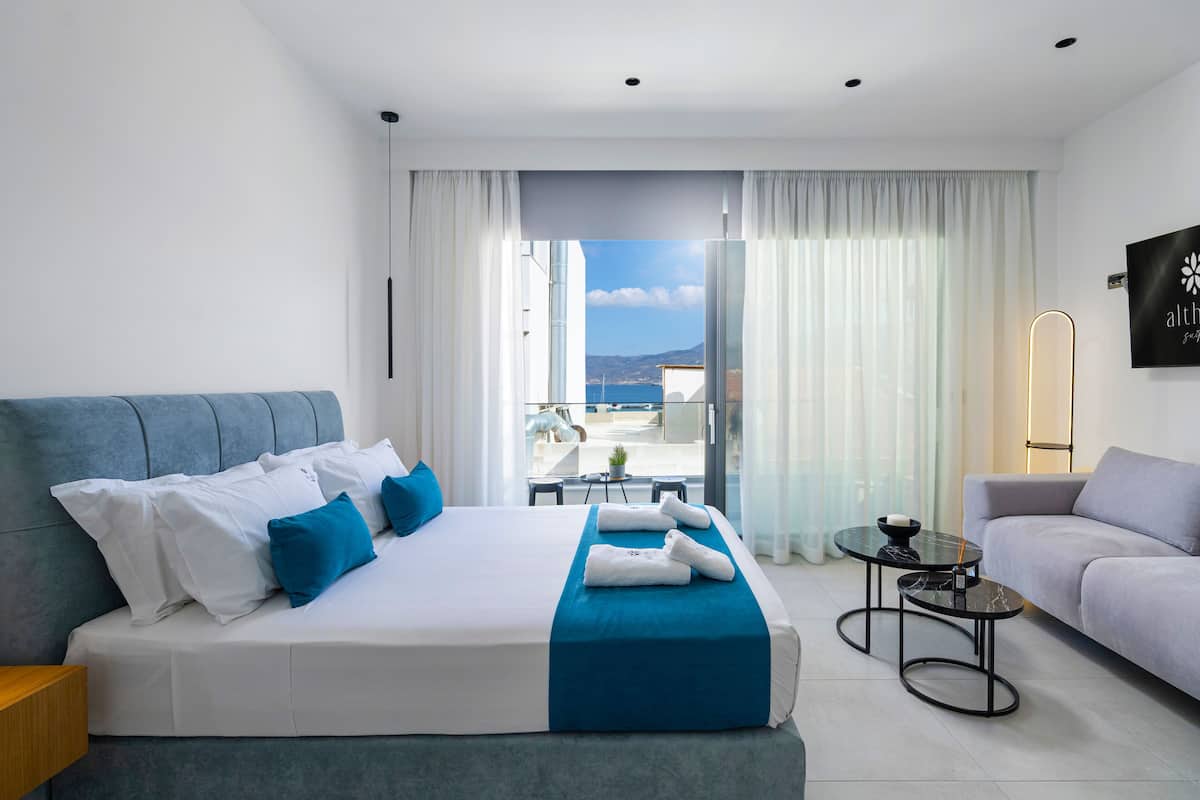 Deluxe Suite, Balcony, City View | 1 bilik tidur, peralatan tempat tidur premium, busa memori