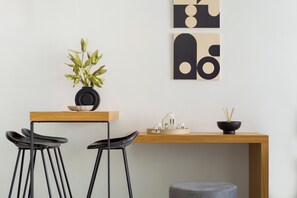 Suite Design, balcon, vue ville | Restauration dans la chambre