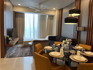Suite ejecutiva, 2 habitaciones, vista a la ciudad | Área de sala de estar | Televisión de pantalla plana 