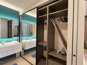 Deluxe-suite - 1 soveværelse | Badeværelse | Bruser, gratis toiletartikler, hårtørrer, håndklæder