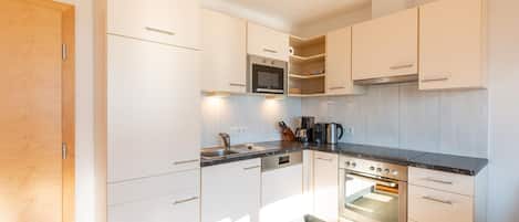 Réfrigérateur, four à micro-ondes, un four, surface de cuisson