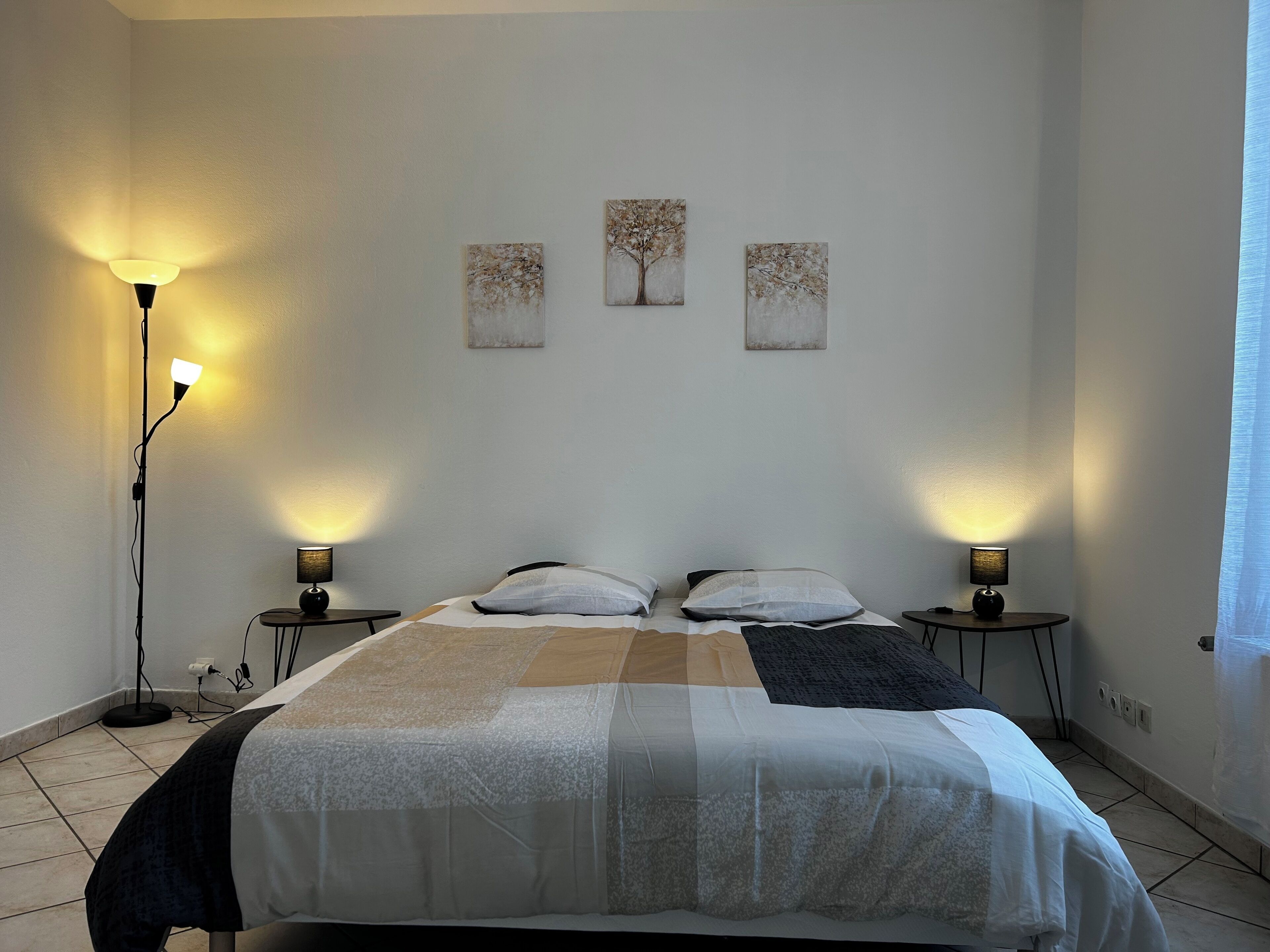 5 chambres, fer et planche à repasser, Wi-Fi, draps fournis