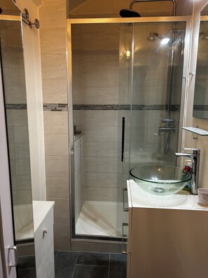 Dusche, Handtücher, Seife, Toilettenpapier