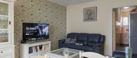 Standard Apartment, Multiple Bedrooms (Seaview City Apartment Frida) | Living area | TV