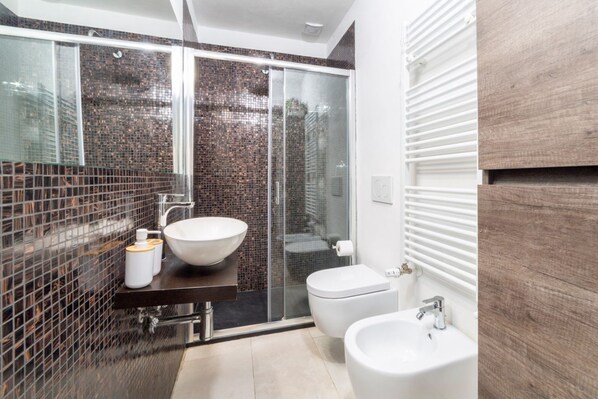 Dusche, Haartrockner, Bidet, Handtücher