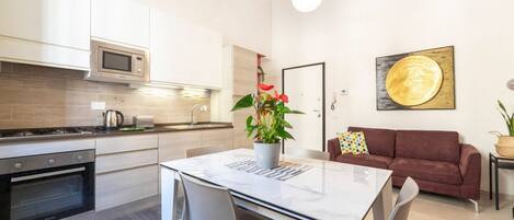 Kühlschrank, Mikrowelle, Ofen, Herdplatte