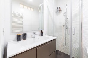 Regadera, secadora de cabello, bidet, toallas 