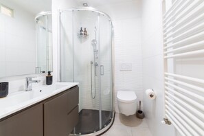Shower, hair dryer, bidet, towels
