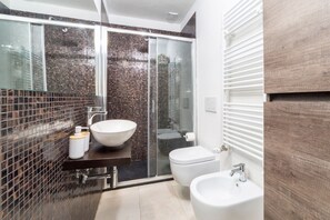 Dusche, Haartrockner, Bidet, Handtücher