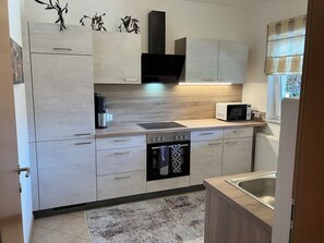 Réfrigérateur, micro-ondes, plaque de cuisson, lave-vaisselle