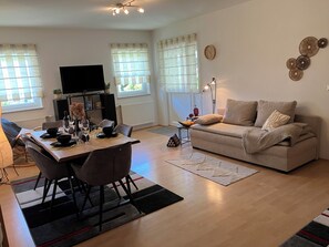 Fernseher, DVD-Player, Bücher, Stereoanlage
